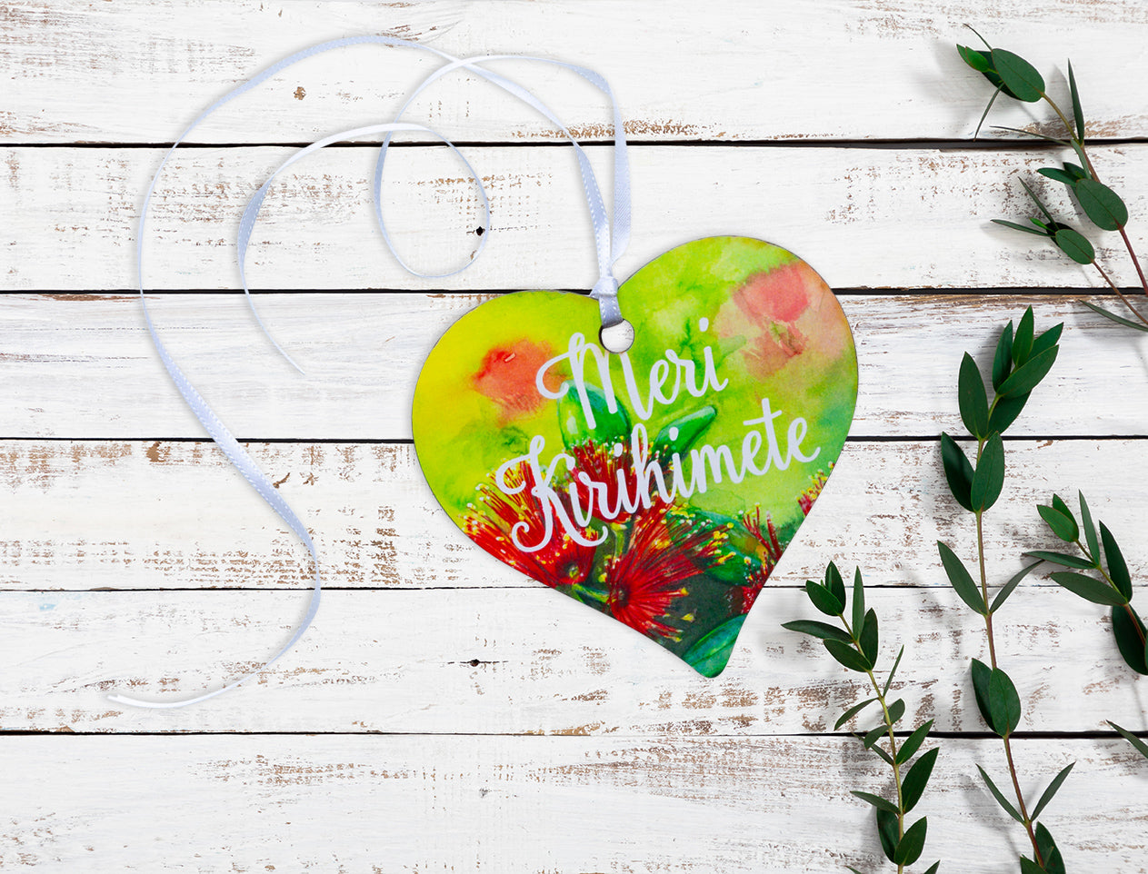 A wooden heart tag  saying Meri Kirihhimete, a kiwi christmas gift tag.