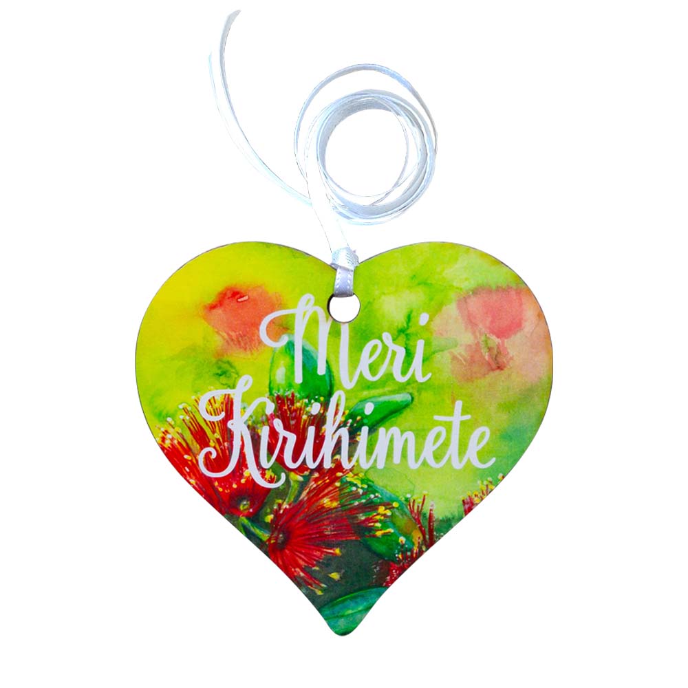 A wooden heart tag  saying Meri Kirihhimete, a kiwi christmas gift tag.