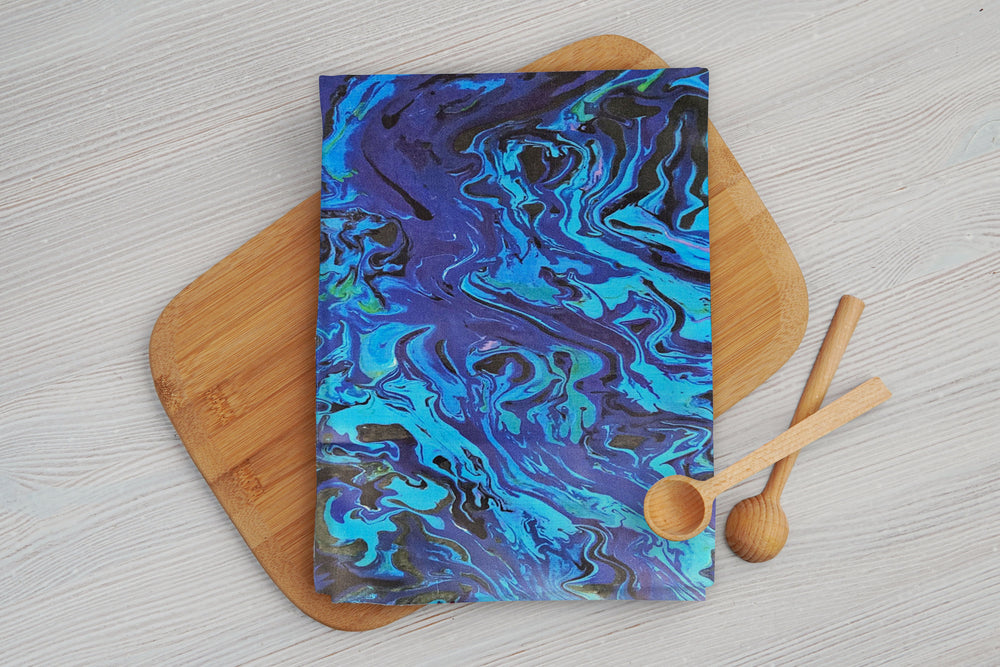 Featuring a stunning, high-quality print of vibrant abstract paua pattern in blue, this tea towel is both practical and beautiful.